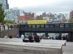 Vista sul traffico del West Side di Manhattan dalla High Line