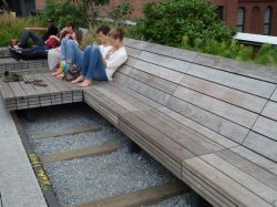 Relax sulla High Line il progetto di riqualificazione di una linea ferroviaria sopraelevata a New York City. Si possono notare ancora le traversine dei binari, dato che riqualificare non vuol ...