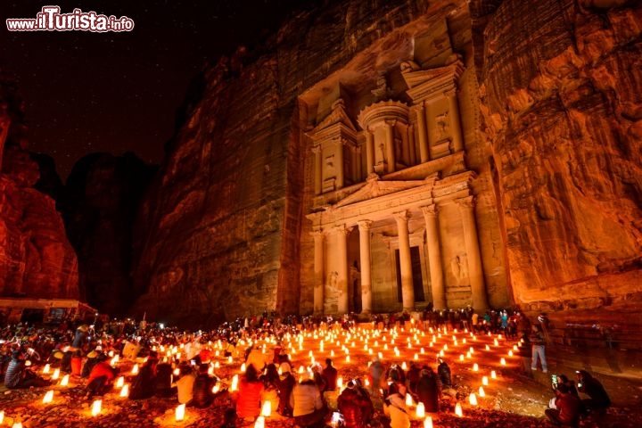 Petra, Giordania (Nella foto El Khasneh al Faroun, il Tesoro del Faraone)
Invece Petra, in Giordania, non si è accontentata di farsi tutelare dall’UNESCO: nel 2007 è stata anche dichiarata una delle sette meraviglie del mondo moderno. Situata a 250 km dalla capitale Amman, oggi è incastonata in un paesaggio desertico che sembra avvolto in un silenzio millenario. Eppure Petra, a partire dal VI secolo a.C. e fino al I secolo d.C., fu tutt’altro che silenziosa: fu il popolo nomade dei Nabatei, proveniente dalla penisola araba, a renderla a poco a poco il centro più dinamico del Medio Oriente, essendo strategicamente posizionata sulle rotte carovaniere che dall’Asia attraversavano il Mediterraneo e l’Egitto. Quanti carichi di seta e di spezie deve aver visto questa sontuosa città, che oggi meriterebbe almeno due giorni di esplorazione ma saprebbe incantarvi per settimane intere. La riscoprì nel 1812 – dopo secoli di oblio da parte del mondo occidentale – l’esploratore svizzero Johann Ludwig Burckhardt, ed è grazie a lui se ora possiamo ammirare gli edifici intagliati nella roccia come se facessero parte del paesaggio naturale, i numerosi templi, i sepolcri e lo straordinario Palazzo del Tesoro, che per molti archeologi doveva essere il mausoleo del re Areta IV.

Per arrivare a Petra si possono prendere gli autobus che al mattino presto partono dalla capitale Amman, distante circa 250 km. Per maggiori informazioni su Petra e per organizzare una visita (a pagamento) consultate la pagina ufficiale. - © JPRichard / Shutterstock.com