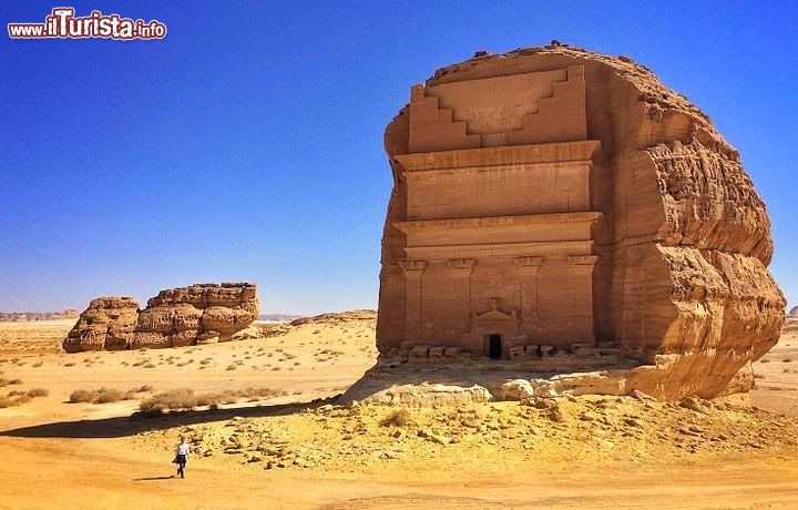 Qasr al-Farid, Arabia Saudita - Nel nord-ovest della penisola arabica, a nord di Medina ed a sud di Tabuk, troviamo questa incredibile costruzione in pietra arenaria: secondo gli archeologi risale al 1° secolo dopo Cristo, ed è opera dei Nabatei, il popolo che tra le sue magiche costruzioni vanta anche l'incredibile Petra in Giordania. Sfruttando questo affioramento roccioso relitto, i Nabatei iniziarono a costruire una probabile tomba, che però non venne mai completata. Così, isolata nel deserto, non distante dal villaggio di Mada'in Saleh, oggi Qasr al-Farid è una magnifica attrazione, pressochè sconosciuta al turismo di massa. Non è però passata inosservata all'UNESCO che l'ha inserita tra i suoi patrimoni dell'Umanità assieme ad altri monumenti della zona, tuttavia non così imponenti come questa spettacolare costruzione solitaria.