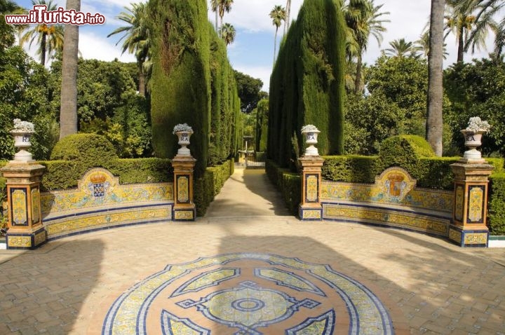 Immagine Un angolo finemente decorato nei giardini dell'Alcazar - © ale_rizzo / Shutterstock.com
