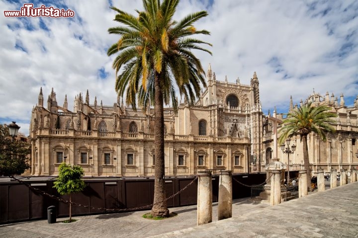 Immagine Esterno della Cattedrale di Siviglia Spagna - © Artur Bogacki / Shutterstock.com