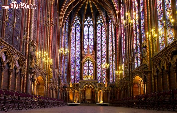 Immagine L'incredibile luminosità della Sainte Chapelle grazie a 600 metri quadri di imponenti vetrate - © Circumnavigation / Shutterstock.com