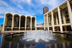 Lincoln Center Plaza, New York City: in questa struttura situata nell'Upper West Side a Manhattan hanno sede diverse realtà artistiche legate al teatro, al cinema, alla musica e al ...