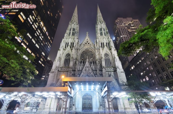 Immagine La Cattedrale di San Patrizio di notte: St.Patrick è la cattedrale cattolica in stile neo gotico più grande degli Stati Uniti. La sua costruzione cominciò nel 1858 e richiese vent'anni per essere completata - © Sean Pavone  / Shutterstock.com