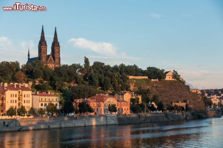 Immagine La collina di Vysehrad si affaccia direttamente sul fiume Moldava, a sud del centro storico di Praga - © Ralf Siemieniec / Shutterstock.com