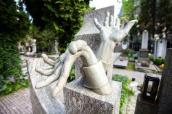 La tomba di Vlasta Burian, nel Cimitero Vysehrad a Praga. L'artista, morto nel 1962, venne soprannominato il "Re dei Commedianti" ed era molto popolare a Praga  - © graphia ...