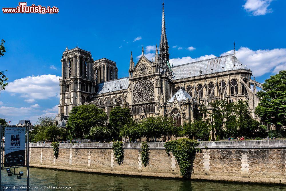 Immagine Vista laterale di Notre-Dame de Paris, la cattedrale romanica di Parigi in Francia - © Kiev.Victor / Shutterstock.com