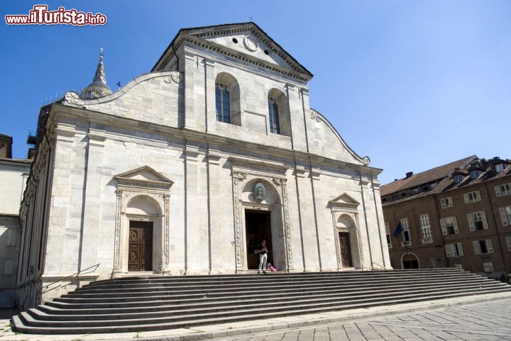 Immagine La Cattedrale di San Giovanni Battista a Torino. E' considerato un perfetto esempio di barocco rinascimentale. Al suo interno viene conservata la Sacra Sindone - © Surkov Dimitri / Shutterstock.com