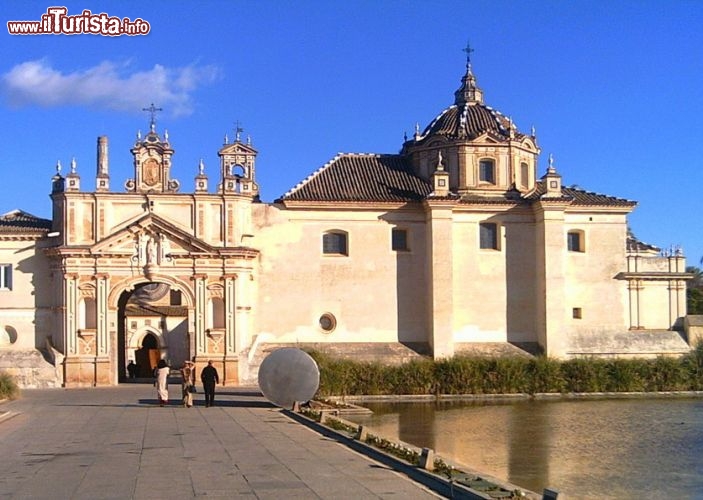 Immagine Il complesso del Monastero de la Cartuja a Siviglia, si trova su di una isola del fiume Guadalquivir. Venne utilizzato per ospitare uno dei padiglioni dell'EXPO 1992, quella dei 500 anni dalla scoperta dell'America, da parte di Cristoforo Colombo - © Federico Lopez Sicardo / Shutterstock.com