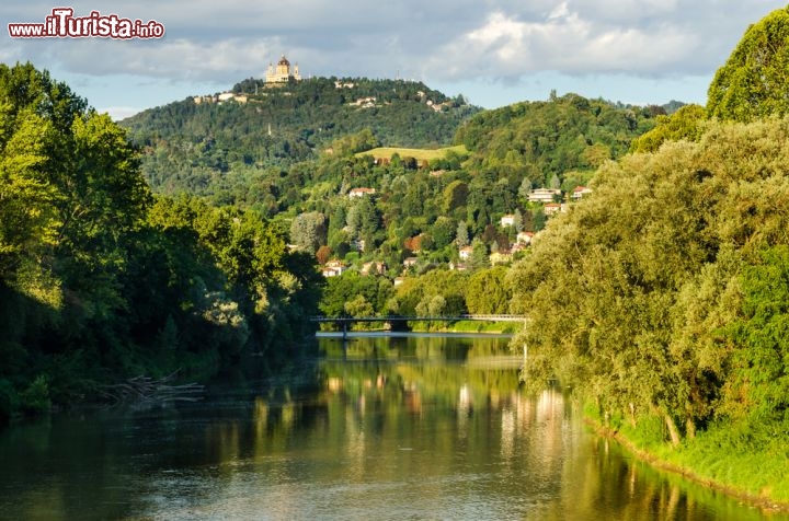 Immagine La Basilica di Superga fotografata da un ponte sul fiume Po, dalla periferia della città di Torino - © Diego Barbieri / Shutterstock.com