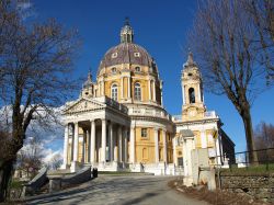 La Basilica di Superga di Torino venne commissionata dal Duca Amedeo II e venne eretta nella prima metà del 18° secolo - © Claudio Divizia / Shutterstock.com
