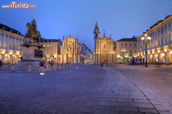 Immagine Tramonto tra gli edifici barocchi di Piazza San Carlo a Torino - © Mihai-Bogdan Lazar / Shutterstock.com