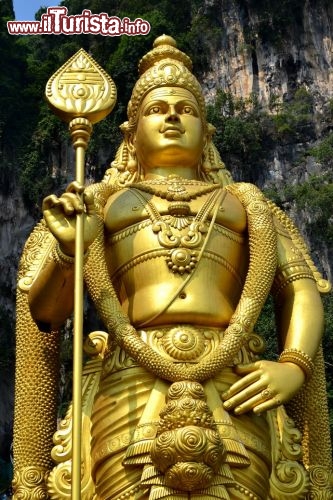 Immagine La statua del dio Murugan posta nel piazzale sottostante l'ingresso delle Batu Caves è la più grande statua al mondo di questa divinità, come testimonia anche una targa ai suoi piedi. La statua misura 43 metri d'altezza.