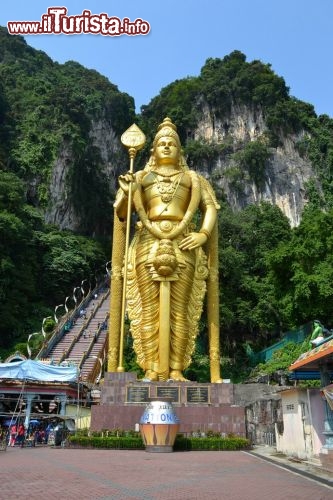 Immagine Le Batu Caves sono una delle principali attrazioni turistiche dello Stato di Selangor, che circonda completamente il Territorio Federale di Kuala Lumpur. A conti fatti, si trovano ancora nell'area metropolitana della capitale, ad appena 13 km dal centro.