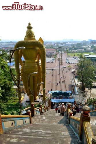 Immagine In occasione del Thaipusam, una festività induista che si tiene per tre giorni tra gennaio e febbraio ogni anno, sono oltre un milione i pellegrini provenienti da ogni parte del paese che visitano le Batu Caves.