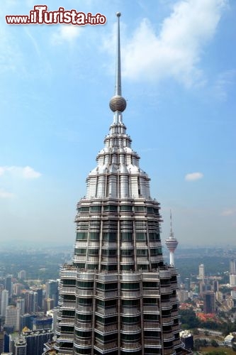 Immagine Le Petronas Twin Towers di Kuala Lumpur misurano, alla punta del pinnacolo, ben 452 metri. Sono in tutto 88 i piani delle torri, e l'observation deck è situato all'86°. È decisamente consigliabile prenotare la propria visita con un certo anticipo, perché i posti giornalieri sono limitati.