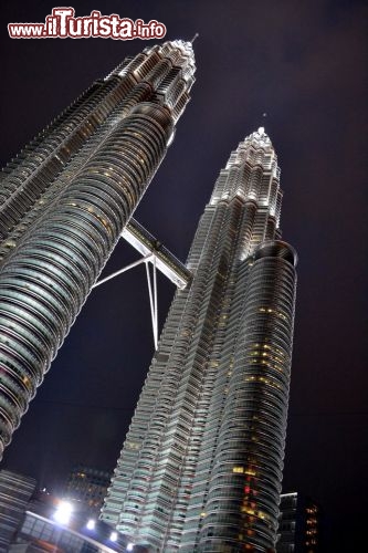Immagine Di notte l'effetto dell'illuminazione delle Petronas Twin Towers è stupefacente; questi due colossi si slanciano verso il cielo con la loro inconfondibile sagoma e sembrano come disegnati.