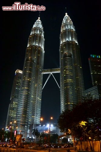 Immagine Sono molte le attrazioni di Kuala Lumpur, ma la vista notturna delle Petronas Towers illuminate è una di quelle cose che da sole valgono già il viaggio in un paese tanto lontano come la Malesia.