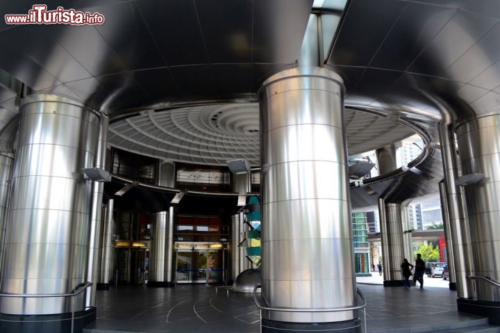 Immagine Le Petronas Twin Towers sono costruite in acciaio inossidabile e vetro laminato. L'inaugurazione delle torri è avvenuta nel 1998 sul progetto dell'architetto argentino César Pelli. Attualmente la visita alle torri per gli adulti costa 80 RM (circa 20 euro).