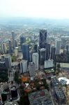 La skyline di Kuala Lumpur vista da 370 metri d'altezza, presso l'86° piano delle Petronas Twin Towers, non sembra affatto così maestosa come invece è vedendola dal ...