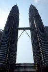 Le torri gemelle di Kuala Lumpur – comunemente conosciuta come “KL” – riescono a stento ad entrare per intero in una fotografia, vista la loro enorme mole.