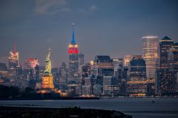 L'Empire State Building e la Statua della Liberta illuminati al tramonto - © Eduard Moldoveanu / Shutterstock.com