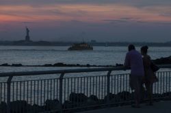 Vista dal molo Pier44 Red Hook della Statua della Libertà al tramonto New York City - © NYC & Company / Joe Buglewicz