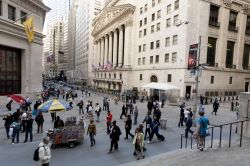 La movimentata via di Wall Street e il NYSE la Borsa di New York City - © NYC & Company / Will Steacy