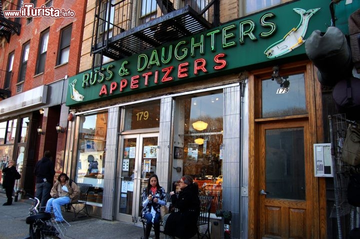 Immagine Russ & Daughters il famoso locale si trova in East Houston Street a New York City - © Daniel M. Silva / Shutterstock.com