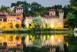 il Villaggio in perfetto stile medievale del Parco del Valentino a Torino, lungo la riva sinistra del fiume Po - © Marco Saracco / Shutterstock.com