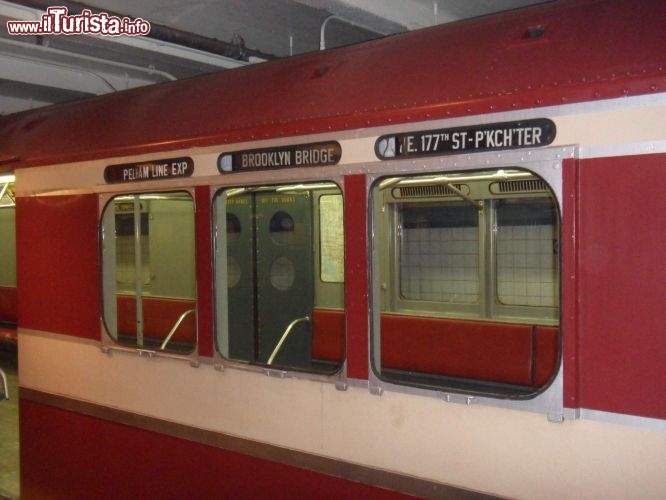 Immagine Antica carrozza della metropolitana di New York City: la mostra intitolata "Moving the Millions: New York City's Subways from its Origins to the Present" è allestita direttamente sui binari dell'antica stazione che oggi ospita il museo - Foto © Eric Fischer / Flickr