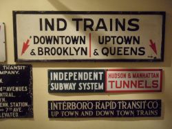 Insegne e cartelli vintage presso il Transit Museum, NYC: il museo si occupa di raccogliere materiali originali del sistema di trasporto pubblico, proponendo ai suoi visitatori alcune gallerie ...