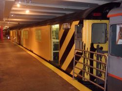 Le carrozze dei treni e delle metropolitane d'epoca del New York Transit Museum sono tra gli oggetti più ammirati dai visitatori. Il museo sorge all'interno di un edificio storico ...