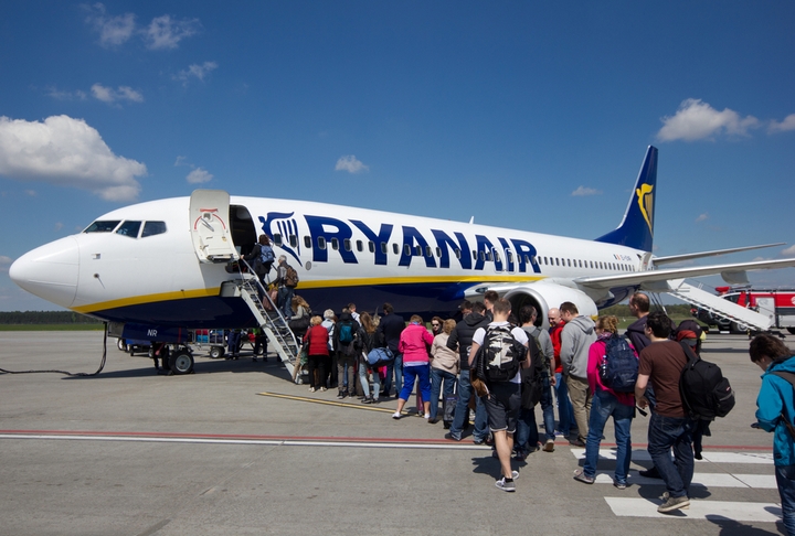 Ryanair: addio al secondo bagaglio a mano a bordo